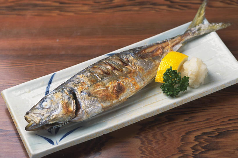 海鲜,无人,横图,俯视,室内,特写,白天,烹饪,餐桌,桌子,柠檬,餐具,水果,阴影,新鲜,反射,木制,鱼,碟子,盘,影子,肉,生食,鱼肉,日本料理,料理,食品,果实,水产,菜肴,美食,肉类,鱼类,海洋生物,食物,一个,盘子,木制品,碟,日式料理,日式,佳肴,有机食品,绿色食品,单个,餐台,马鲛鱼,水生动物,海产品,水生物,肉食,海底动物,蓝点马鲛鱼,鰆鱼,鱍鱼,竹鲛,土魠鱼,马加,梭齿土魠鱼,马鲛,益母果,柠果,彩图,高角度拍摄