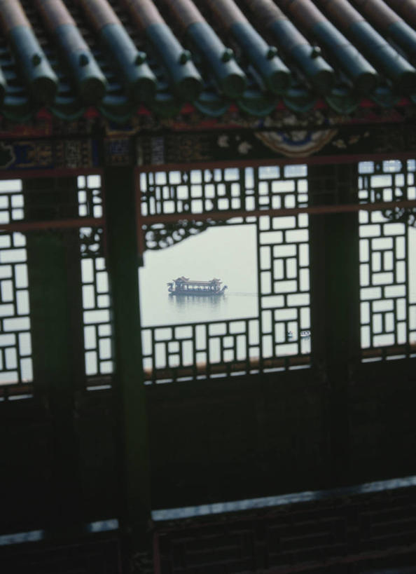 无人,颐和园,宫殿,竖图,室外,白天,正面,旅游,度假,湖,湖泊,名胜古迹,水,标志建筑,地标,建筑,轮船,船,北京,中国,亚洲,遗迹,瓦片,屋顶,湖面,水流,水面,首都,顶棚,瓦,古迹,文物,娱乐,建设,古建筑,交通工具,湖水,享受,休闲,旅游胜地,放松,建造,权利,载具,古文明,东亚,屋瓦,海淀区,中华人民共和国,北京市,京,北平,华北地区,皇家园林,清漪园,彩图