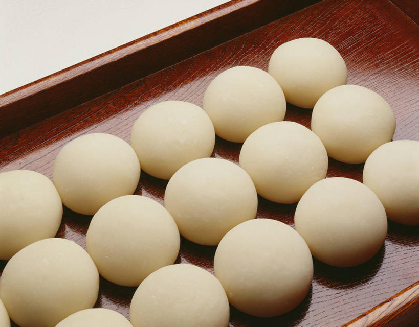 点心,无人,横图,俯视,室内,特写,白天,白色背景,餐具,一排,许多,阴影,整齐,并列,并排,反射,木制,碟子,盘,影子,食品,年糕,甜点,甜品,很多,小吃,食物,糕点,排列,一个,盘子,木制品,碟,甜食,日式,摄影,影棚,单个,队列,平行,彩图,高角度拍摄,影棚拍摄,拍摄,日本小吃,日本年糕