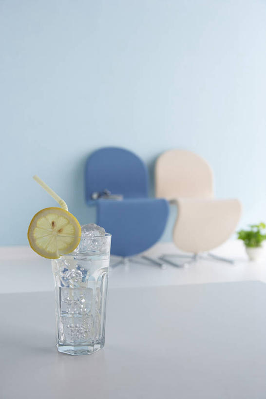 无人,竖图,室内,白天,正面,水果,椅子,阴影,朦胧,模糊,新鲜,反射,影子,墙,冰,生食,汽水,冰块,食品,果实,柠檬水,饮品,冷冻,墙壁,墙面,食物,饮料,蓝色,碳酸饮料,寒冷,有机食品,绿色食品,冷藏,冰冷,可口,保鲜,适口,彩图,荷兰水