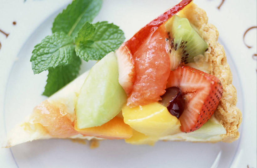 面食,无人,横图,俯视,室内,特写,白天,烹饪,西餐,草莓,浆果,猕猴桃,餐具,水果,一块,许多,阴影,新鲜,反射,碟子,盘,影子,生食,薄荷,料理,食品,面点,果实,银丹草,很多,葡萄柚,菜肴,美食,食物,一个,红色,盘子,碟,西柚,西式,佳肴,有机食品,绿色食品,单个,派,水果挞,朱栾,斑叶凤梨薄荷,夜息香,洋莓,水果皇后,奇异果,猕猴梨,红莓,地莓,彩图,高角度拍摄