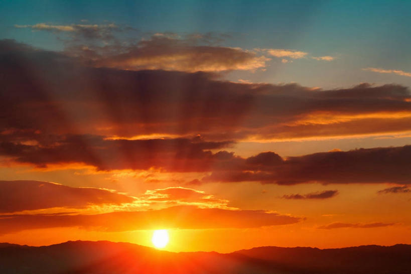 无人,横图,室外,白天,仰视,日出,美景,山,山脉,太阳,梦幻,发光,光束,景观,山峰,朝霞,晨曦,光亮,黎明,山峦,阳光,自然,群山,景色,未来,发亮,自然风光,憧憬,朝阳,彩图,低角度拍摄,卯时,破晓,日始