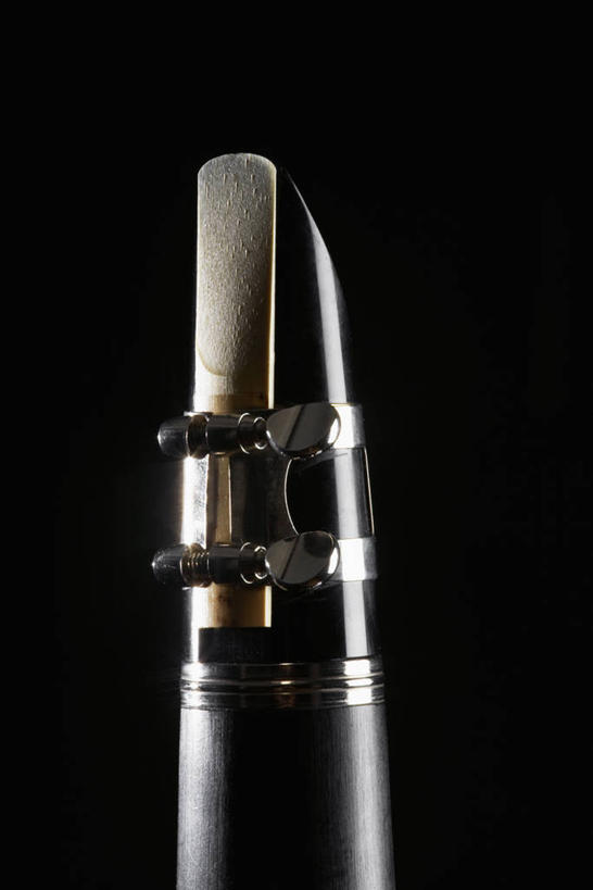 无人,竖图,室内,特写,白天,正面,静物,金属制品,黑色背景,金属,吹奏乐器,单簧管,黑管,乐器,木管乐器,一个,摄影,影棚,单个,木管,克拉管,乌木棒,彩图,影棚拍摄,拍摄