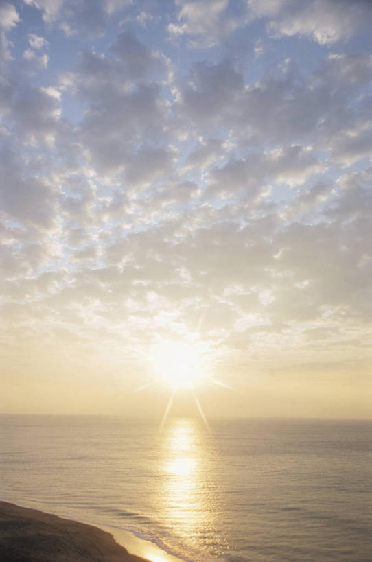 无人,竖图,室外,白天,正面,旅游,度假,日出,海浪,海洋,美景,山,山脉,太阳,神奈川,日本,亚洲,阴影,光线,影子,景观,浪花,山峰,水平线,云,云朵,辽阔,朝霞,晨曦,海平线,黎明,山峦,神奈川县,云彩,娱乐,蓝色,白云,蓝天,天空,阳光,自然,海水,群山,天,享受,休闲,广阔,景色,放松,晴朗,一望无际,自然风光,海景,东亚,本州,关东地方,本州岛,日本国,无边无际,一马平川,大海,风浪,海,海水的波动,近岸浪,涌浪,朝阳,晴空,彩图,卯时,破晓,日始,三浦半岛,水天相接,水天一线