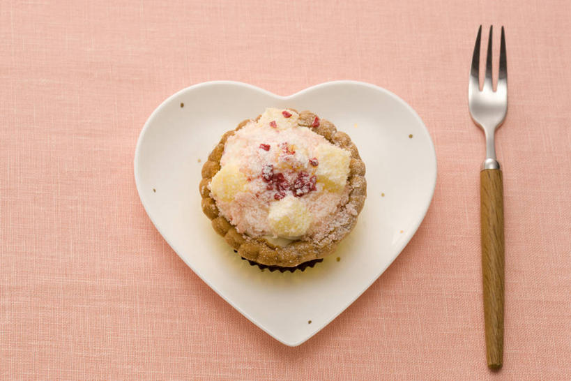 面食,无人,横图,俯视,室内,特写,白天,爱情,烹饪,西餐,餐桌,桌子,餐具,一把,阴影,爱心,反射,叉子,碟子,粉末,盘,影子,调料,料理,食品,糖,面点,调味品,浪漫,调味料,菜肴,美食,食物,一个,盘子,碟,温暖,温馨,心形,粉,恩爱,西式,佳肴,单个,餐台,派,和睦,糖粉,餐叉,水果挞,粉状,粉剂,心型,进餐用具,彩图,高角度拍摄,糖类,融洽