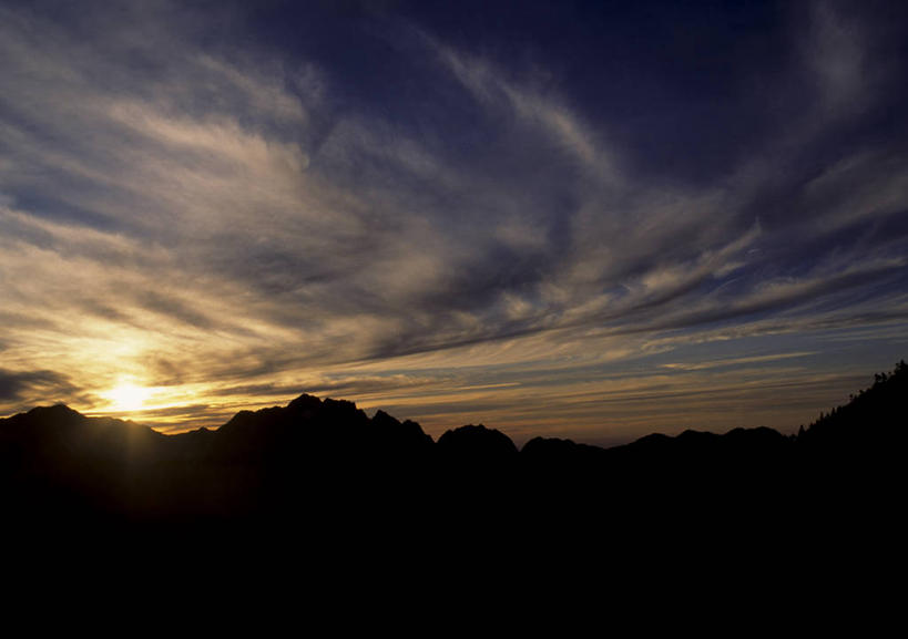无人,横图,室外,白天,仰视,旅游,度假,日出,石头,美景,山,山脉,太阳,日本,亚洲,石子,景观,山峰,朝霞,晨曦,黎明,山峦,背光,娱乐,阳光,自然,群山,享受,休闲,景色,放松,自然风光,逆光,东亚,日本国,日本阿尔卑斯山脉,石块,岩石,朝阳,彩图,低角度拍摄,卯时,破晓,日始