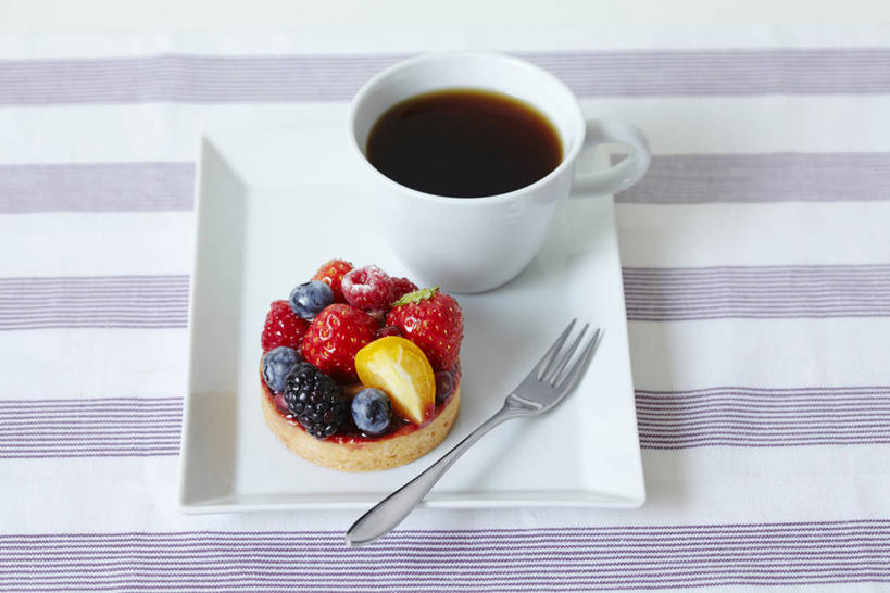 面食,咖啡,无人,横图,俯视,室内,特写,白天,烹饪,西餐,幸福,餐桌,桌子,浆果,蓝莓,杯子,餐具,一把,阴影,反射,叉子,瓷器,影子,料理,食品,面点,咖啡杯,陶瓷制品,一杯,娱乐,菜肴,美食,食物,饮料,红色,享受,休闲,温馨,放松,乐趣,西式,佳肴,餐台,派,提神,舒适,瓷杯,醒脑,山莓,树莓,三月泡,四月泡,山抛子,刺葫芦,悬钩子,馒头菠,高脚菠,龙船泡,泡儿刺,餐叉,软饮料,水果挞,进餐用具,山都柿,蓝浆果,蓝靛果,彩图,高角度拍摄,都柿,笃斯