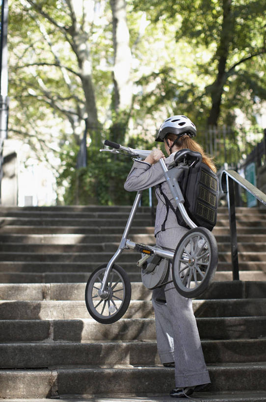 西方人,一个人,商务人士,商务女性,栏杆,走,竖图,室外,白天,树林,植物,楼梯,自行车,帽子,欧洲,欧洲人,仅一个女性,仅一个人,一辆,阴影,套装,光线,扶手,头盔,影子,阶梯,枝条,护栏,台阶,车,脚踏车,树,树木,树枝,骑,背面,绿色,阳光,自然,安全帽,交通工具,扛,仅一个中年女性,生长,成长,载具,商务装,工薪阶层,一顶,虬枝,枝杈,扛在肩上,骑在肩上,女人,女性,中年女性,白种人,白领,上班族,步行,走路,彩图,全身,骑行头盔