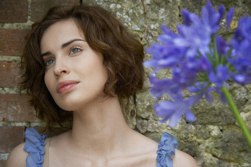 西方人,脸,头,脸颊,脖子,一个人,站,横图,室外,特写,白天,正面,吊带,欧洲,欧洲人,仅一个年轻女性,仅一个女性,仅一个人,服装,朦胧,模糊,盛开,棕色,花蕾,注视,吊带衫,肩膀,花瓣,花朵,鲜花,衣服,紫色,花苞,花蕊,观察,看,靠,靠着,站着,服饰,观看,察看,衣着,穿着,关注,衣饰,年轻女性,女人,女性,白种人,头部,直发,脖,颈,颈部,脸部,脸蛋,面部,站立,半身,彩图,阳光花,短发