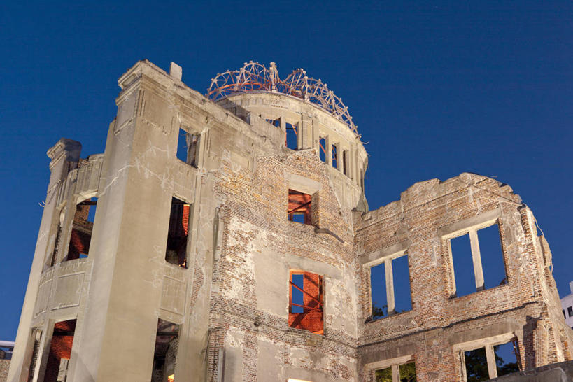 无人,公园,横图,室外,白天,仰视,旅游,度假,窗户,标志建筑,地标,建筑,广岛县,日本,亚洲,阴影,光线,影子,墙,娱乐,建设,废墟,墙壁,墙面,蓝色,蓝天,天空,阳光,天,享受,休闲,旅游胜地,放松,晴朗,东亚,本州,万里无云,本州岛,日本国,广岛和平纪念公园,広岛,中国地方,晴空,晴空万里,彩图,低角度拍摄