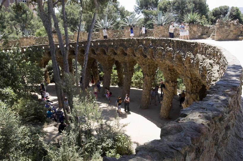 西方人,公园,走,横图,室外,白天,正面,旅游,度假,石头,名胜古迹,植物,标志建筑,地标,建筑,西班牙,欧洲,巴塞罗那,欧洲人,行人,游客,游人,服装,遗迹,石子,天桥,桥,许多人,休闲装,古迹,文物,娱乐,建设,古建筑,路人,旅客,树,树木,衣服,绿色,自然,一群人,享受,休闲,休闲服,旅游胜地,放松,服饰,生长,成长,人行桥,南欧,古文明,奎尔公园,首府,古埃尔公园,加泰罗尼亚,西班牙王国,过客,男人,男性,年轻男性,年轻女性,女人,女性,白种人,石块,步行,散步,走路,彩图,全身