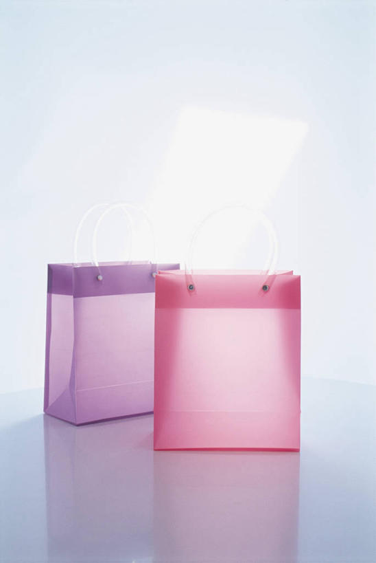 无人,竖图,室内,特写,白天,正面,购物,消费,静物,袋子,阴影,蓝色背景,反射,包装袋,手提袋,影子,购物袋,两个,粉色,紫色,金融,摄影,影棚,购买,贸易,彩图,影棚拍摄,拍摄