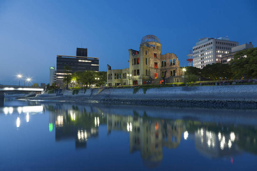 无人,公园,横图,室外,夜晚,正面,旅游,度假,草地,草坪,河流,水,植物,标志建筑,地标,建筑,路灯,照明,广岛县,日本,亚洲,阴影,光线,影子,河水,水流,灯光,娱乐,建设,灯,草,树,树木,蓝色,绿色,倒影,蓝天,天空,自然,天,享受,休闲,旅游胜地,放松,生长,成长,照亮,倒映,照明设备,东亚,本州,本州岛,日本国,广岛和平纪念公园,広岛,中国地方,反照,彩图