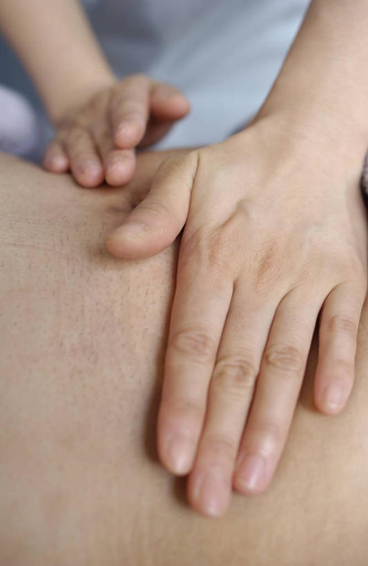 东方人,手,两个人,按摩师,竖图,俯视,室内,特写,白天,按摩,亚洲,双手,阴影,反射,影子,黄种人,裸露,顾客,趴着,享受,健康,手部,保健,裸,指压,主顾,男人,男性,年轻男性,年轻女性,女人,女性,亚洲人,技师,趴,半身,彩图,高角度拍摄,推拿,保健人员