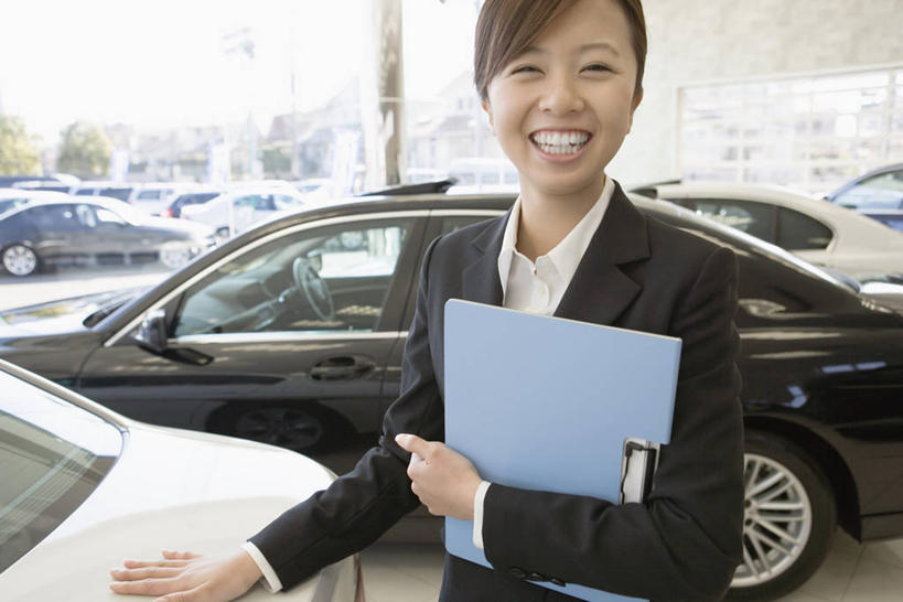 东方人,一个人,商务人士,商务女性,商店,站,笑,微笑,露齿笑,横图,室内,白天,正面,汽车,亚洲,仅一个年轻女性,仅一个女性,仅一个人,握,套装,朦胧,模糊,材料,档案,文件,纸,拿,拿着,注视,黄种人,商铺,车,手稿,资料,交通工具,轿车,观察,看,站着,握着,观看,证明,察看,专卖店,关注,载具,文档,商务装,汽车专卖店,工薪阶层,4S店,市肆,商号,年轻女性,女人,女性,亚洲人,白领,上班族,站立,半身,彩图,店铺