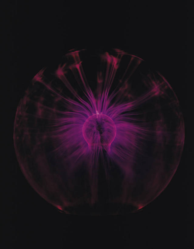 无人,竖图,室内,特写,白天,正面,神秘,静物,黑色背景,一个,紫色,摄影,影棚,单个,优美,庄重,高贵,消极,冷色,等离子球,电子魔球,魔灯,闪电球,辉光球,电离子魔幻球,孤寂,彩图,影棚拍摄,拍摄,奢华