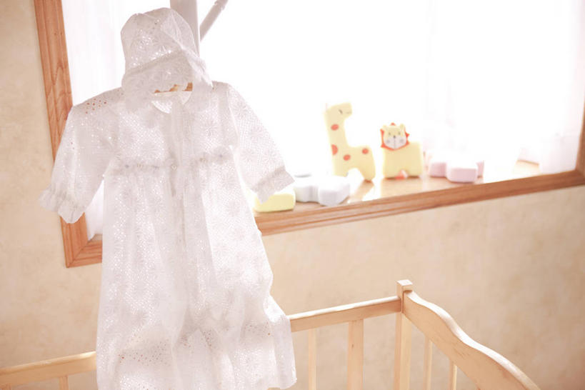 无人,栏杆,横图,室内,白天,正面,婴儿服装,安全,窗户,床,卧室,衣架,服装,墙,围栏,护栏,玻璃窗,墙壁,墙面,衣服,舒服,服饰,单人床,婴儿用品,婴儿床,保护,舒适,衣着,穿着,衣饰,挂衣架,晾衣架,彩图,婴儿服,睡房,卧房