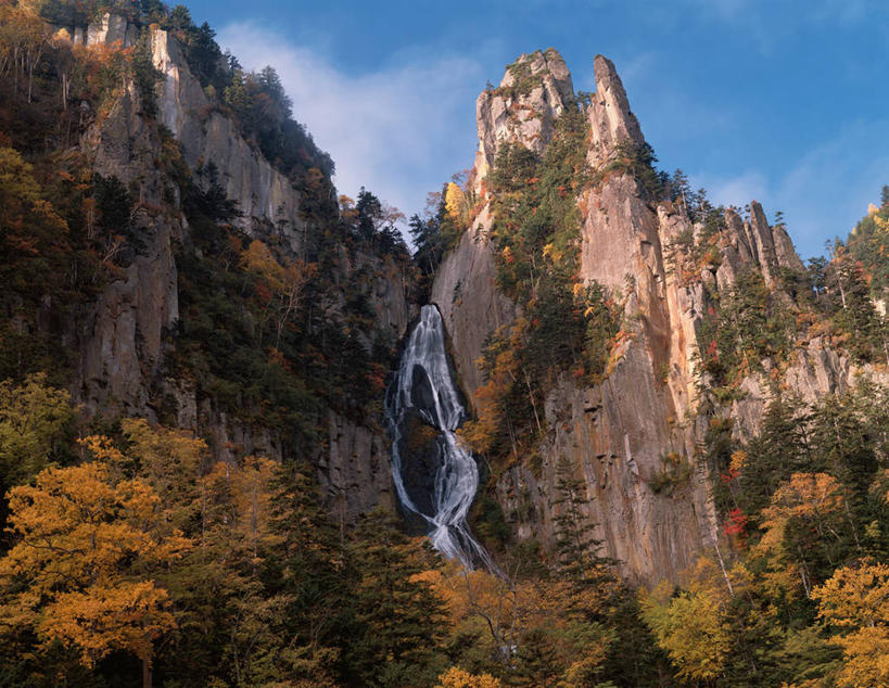 无人,公园,横图,室外,白天,仰视,旅游,度假,石头,美景,瀑布,秋季,森林,山,山脉,树林,水,植物,叶子,北海道,日本,亚洲,阴影,飞溅,溅,光线,石子,液体,影子,景观,山峰,水滴,悬崖,云,云朵,枯叶,落叶,山峦,云彩,娱乐,水珠,树,树木,蓝色,绿色,白云,蓝天,天空,阳光,自然,群山,天,享受,休闲,景色,放松,生长,晴朗,成长,喷洒,自然风光,东亚,日本国,北海道地方,北海道岛,绝壁,国立公园,层云峡,叶,叶片,跌水,石块,岩石,晴空,秋,秋天,彩图,低角度拍摄,大雪山国立公园