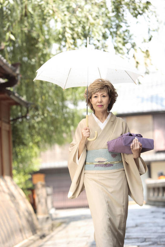 东方人,一个人,家,木屋,走,竖图,室外,白天,正面,民族服装,幸福,植物,亚洲,仅一个女性,仅一个人,握,阴影,花纹,和服,朦胧,模糊,日本文化,光线,布,伞,图案,影子,雨伞,纸伞,古典,拿,布纹,油纸伞,拿着,注视,黄种人,文化,住宅,树,树木,绿色,阳光,自然,观察,看,仅一个中年女性,握着,服饰,生长,成长,观看,纪念,布匹,吉祥,察看,关注,古朴,吴服,唐草,唐花,唐锦,风吕敷,包袱布,平安,女人,女性,中年女性,亚洲人,步行,散步,走路,半身,彩图,传统服装,民俗服,茅舍,茅屋,棚屋,小木屋,小屋