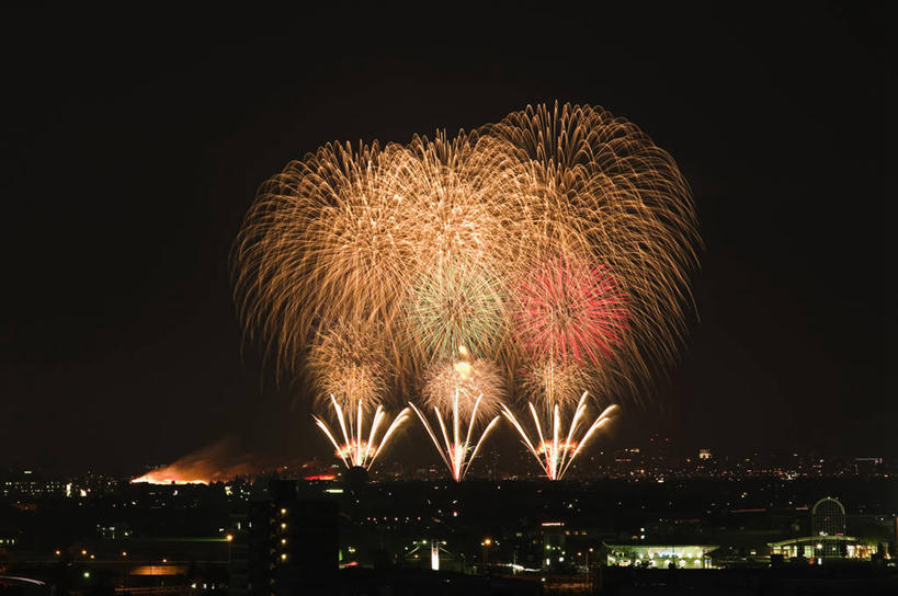 无人,横图,室外,夜晚,正面,度假,美景,城市风光,城市,烟火,夜景,日本,亚洲,阴影,庆祝,光线,影子,景观,灯光,辉煌,娱乐,焰火,享受,休闲,灿烂,景色,放松,庆贺,璀璨,祝贺,礼花,光辉,东亚,本州,本州岛,日本国,中部地方,新潟,新潟县,花炮,礼花炮,绚烂,光耀,长冈,长冈市,烟花,彩图