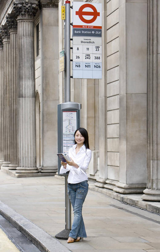 东方人,一个人,站,竖图,室外,白天,正面,指示牌,车站,亚洲,仅一个年轻女性,仅一个女性,仅一个人,服装,标志,路标,站台,注视,休闲装,黄种人,标识,路牌,月台,衣服,观察,看,站着,休闲,休闲服,服饰,观看,察看,关注,年轻女性,女人,女性,亚洲人,站立,彩图,全身,公共汽车站,汽车车站,汽车站