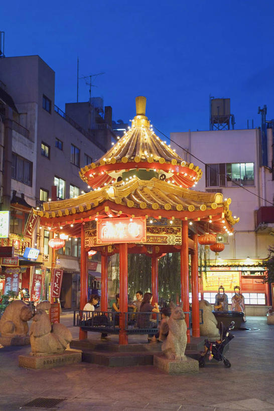 无人,家,竖图,室外,夜晚,仰视,旅游,度假,美景,别墅,城市风光,标志建筑,城市,地标,建筑,路灯,夜景,照明,日本,亚洲,阴影,光线,影子,房屋,屋子,景观,公寓,唐人街,灯光,中央区,娱乐,建设,洋房,楼房,住宅,灯,蓝色,蓝天,天空,天,享受,休闲,景色,放松,照亮,照明设备,中华街,东亚,本州,本州岛,日本国,近畿地方,近畿,兵库,兵库县,南京町,神户,神户市,神戸,县厅,神戸市,彩图,低角度拍摄,房子,日本神户唐人街