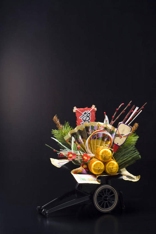 无人,竖图,室内,特写,白天,正面,水果,阴影,黑色背景,节日,庆祝,新鲜,装饰,反射,推车,影子,生食,食品,果实,文化,车,装饰品,食物,手推车,装饰物,交通工具,庆典,摄影,有机食品,绿色食品,影棚,纪念,货车,华丽,修饰,点缀,小推车,载具,饰物,搬运车,衬托,美观,雅致,雅观,彩图,影棚拍摄,拍摄,日本新年,平板车,手拉车