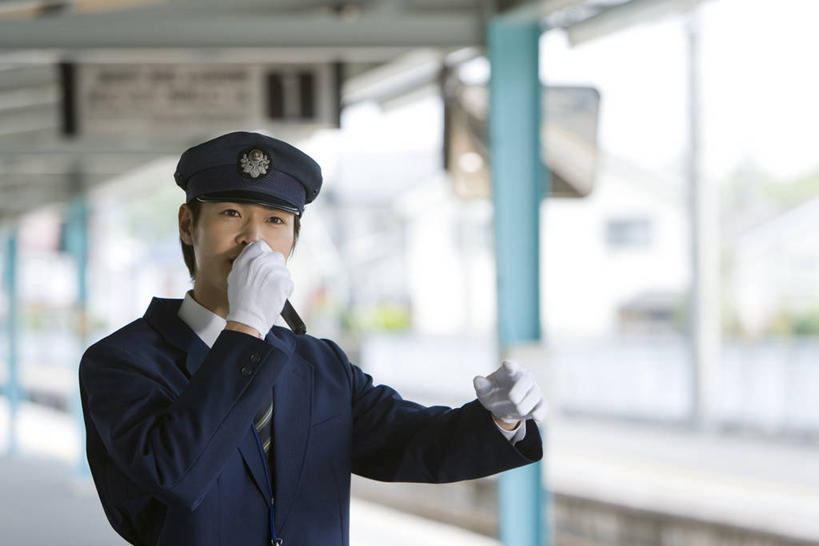 东方人,一个人,火车站,站,说,横图,室外,白天,正面,工作服,制服,讨论,车站,帽子,亚洲,仅一个男性,仅一个人,握,朦胧,模糊,站台,拿,拿着,注视,黄种人,月台,仅一个年轻男性,话筒,观察,看,站着,握着,观看,察看,麦克风,关注,扩音器,传声器,微音器,工作制服,交流,男人,男性,年轻男性,亚洲人,沟通,讲话,交谈,商讨,说话,谈话,站立,半身,彩图,工作套服,铁路车站,铁路站,售票员