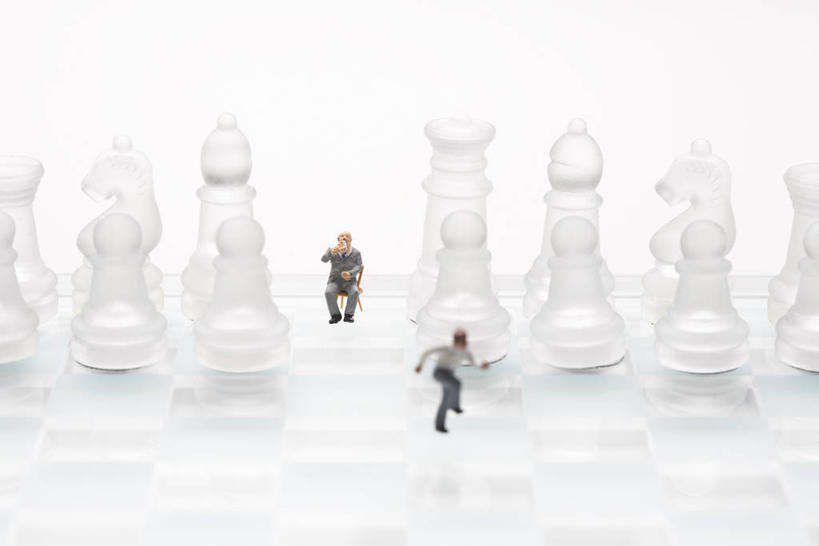 西方人,无人,两个人,同事,商务人士,商务男性,站,坐,横图,室内,白天,白色背景,正面,衬衫,游戏,快乐,成功,比赛,合作,团队,集体,信心,竞争,静物,雕塑,欧洲,欧洲人,阴影,套装,艺术,装饰,反射,雕刻,雕像,影子,玩,娱乐,队伍,象棋,工艺品,站着,休闲,棋盘,国际象棋,益智,摄影,影棚,活动,纪念,美术,领导,成就,发泄,消遣,智力,主题,商务装,合伙,领袖,陈列,工薪阶层,功能,美学,宣泄,两尊,男人,男性,年轻男性,白种人,白领,上班族,玩耍,嬉戏,站立,坐着,彩图,全身,影棚拍摄,衬衣,拍摄