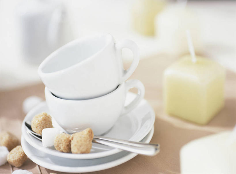 无人,横图,俯视,室内,特写,白天,餐桌,桌子,杯子,餐具,蜡烛,阴影,朦胧,模糊,反射,瓷器,碟子,盘,影子,糖,咖啡杯,陶瓷制品,盘子,碟,保健,餐台,瓷杯,红糖,止痛,烛炬,补血,化淤,健脾,暖胃,益气,彩图,高角度拍摄,活血