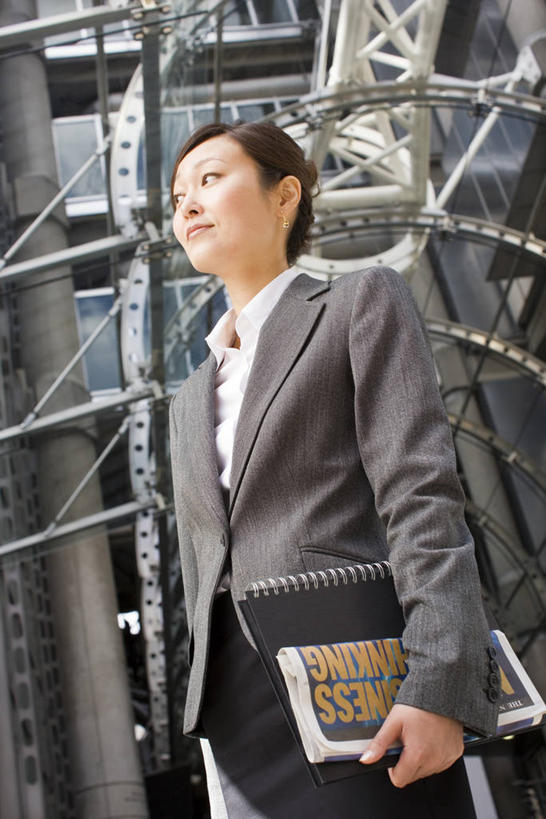 东方人,一个人,商务人士,商务男性,高楼大厦,站,竖图,室外,白天,仰视,衬衫,度假,阅读,美景,城市风光,标志建筑,城市,大厦,地标,建筑,摩天大楼,报纸,英国,欧洲,伦敦,亚洲,仅一个女性,仅一个人,握,学习,套装,信息,包,公文包,景观,首都,拿,拿着,注视,黄种人,娱乐,建设,观察,看,站着,仅一个中年女性,享受,休闲,景色,放松,浏览,握着,公事包,观看,新闻,察看,西欧,关注,商务装,大不列颠,工薪阶层,大不列颠及北爱尔兰联合王国,雾都,劳埃德大厦,女人,女性,中年女性,亚洲人,白领,上班族,站立,半身,彩图,低角度拍摄,衬衣,大楼,高层建筑,高楼,摩天楼,大不列颠王国,大英帝国,联合王国,日不落帝国,报刊