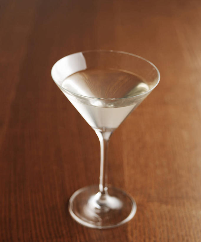 无人,竖图,俯视,室内,特写,白天,水,桌面,桌子,杯子,阴影,反射,木制,高脚杯,液体,影子,木桌,水滴,玻璃制品,一个,酒杯,木制品,单个,鸡尾酒杯,玻璃杯,彩图,高角度拍摄,木桌子