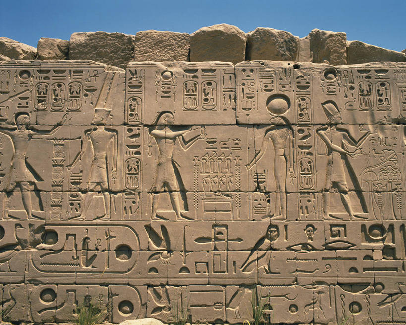 无人,横图,室外,白天,正面,旅游,度假,名胜古迹,标志建筑,地标,建筑,雕塑,非洲,埃及,阴影,遗迹,艺术,装饰,光线,标志,雕刻,雕像,文字,影子,字符,字母,神庙,古迹,文物,娱乐,标识,建设,古建筑,石雕,蓝色,蓝天,天空,阳光,工艺品,天,享受,休闲,旅游胜地,放松,晴朗,纪念,美术,主题,陈列,古文明,万里无云,阿拉伯埃及共和国,金字塔之国,棉花之国,功能,美学,卡尔纳克神庙,卡纳克神庙,阿非利加洲,底比斯,百门之都,晴空,晴空万里,彩图