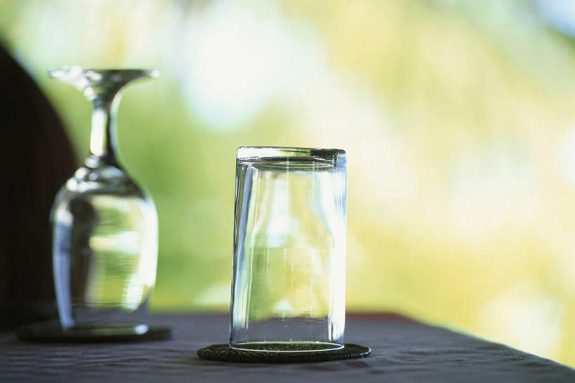 无人,横图,室内,特写,白天,正面,桌面,桌子,杯子,阴影,朦胧,模糊,反射,木制,影子,木桌,杯垫,玻璃制品,两个,木制品,水杯,垫子,玻璃杯,彩图,木桌子