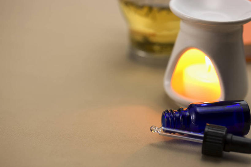 无人,横图,俯视,室内,特写,白天,蜡烛,朦胧,模糊,滴管,玻璃制品,一个,蓝色,玻璃瓶,精油,瓶子,香薰,放松,芳香疗法,单个,舒心,舒缓,熏香炉,养颜,减压,烛炬,香薰疗法,芳香植物,芳香油,挥发油,香精油,彩图,高角度拍摄,精油炉,香精炉,香熏炉,香薰炉,香薰蜡烛