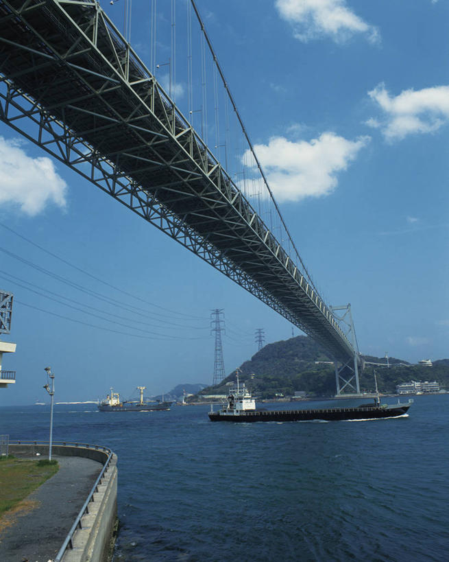 无人,竖图,室外,白天,仰视,度假,岛屿,海浪,海洋,美景,城市风光,城市,大桥,轮船,桥梁,船,日本,亚洲,一艘,阴影,光线,影子,岛,景观,浪花,云,云朵,斜拉桥,桥,云彩,娱乐,蓝色,白云,蓝天,天空,阳光,海水,交通工具,天,享受,休闲,景色,放松,晴朗,载具,海景,东亚,本州,本州岛,日本国,中国地方,山口,山口县,下关,斜张桥,大海,风浪,海,海水的波动,近岸浪,列岛,群岛,涌浪,诸岛,晴空,彩图,低角度拍摄,下关市