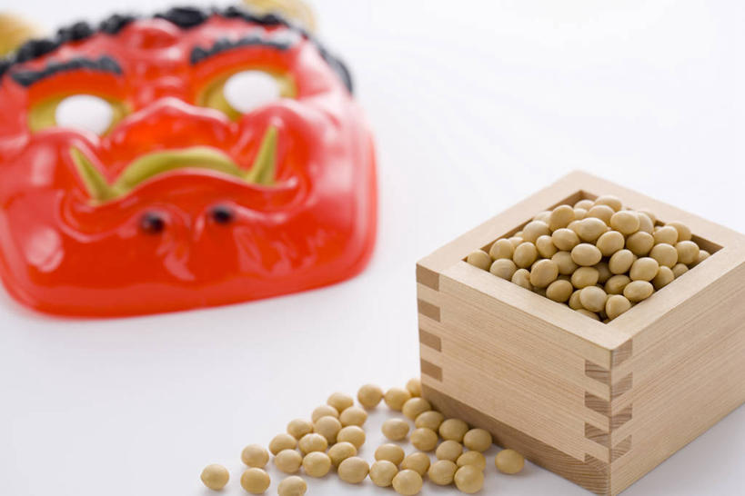 无人,横图,俯视,室内,特写,白天,白色背景,植物,豆,大豆,一堆,许多,阴影,堆叠,堆积,朦胧,模糊,反射,木制,假面具,面具,木盒,影子,豆类,豆子,毛豆,很多,木制品,容器,摄影,影棚,储藏,堆,储存,豆科,枝豆,黄豆,彩图,高角度拍摄,影棚拍摄,拍摄,鬼面,鬼形脸谱,贮存