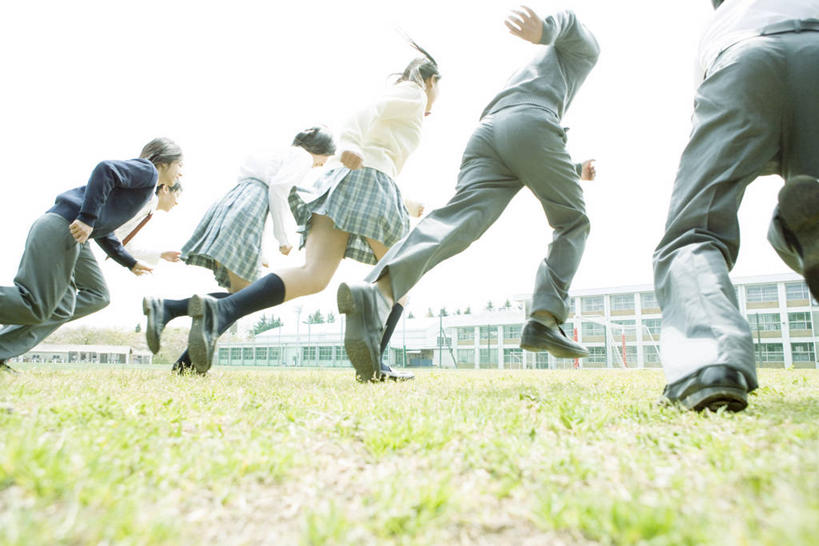 东方人,伙伴,朋友,学校,教学楼,横图,室外,白天,仰视,制服,友谊,草地,草坪,植物,亚洲,五个人,一排,奔驰,阴影,服装,朦胧,模糊,整齐,光线,影子,许多人,黄种人,校园,草,排列,蓝色,绿色,蓝天,天空,阳光,天,奔跑,一群人,教室,同学,校服,晴朗,校友,队列,学生服,万里无云,同窗,学友,友情,男人,男性,年轻男性,年轻女性,女人,女性,亚洲人,晴空,晴空万里,半身,彩图,低角度拍摄,教学大楼,日本校服