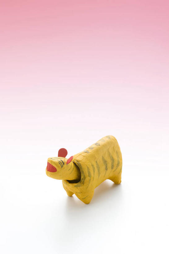 无人,竖图,俯视,室内,特写,白天,虎,静物,雕塑,阴影,粉色背景,艺术,装饰,反射,雕刻,雕像,影子,文化,传统,十二生肖,一个,工艺品,属相,摄影,生肖,影棚,单个,纪念,美术,主题,陈列,功能,美学,兽历,老虎,彩图,高角度拍摄,影棚拍摄,拍摄