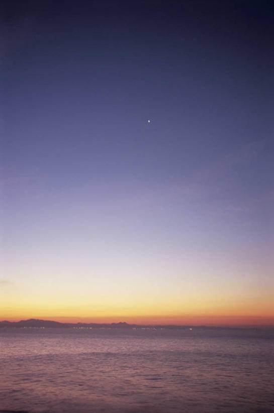 无人,竖图,室外,白天,正面,旅游,度假,海浪,海洋,美景,日落,神奈川,日本,亚洲,景观,浪花,水平线,晚霞,霞光,落日,辽阔,海平线,神奈川县,娱乐,自然,海水,黄昏,享受,休闲,广阔,景色,彩霞,放松,一望无际,自然风光,海景,东亚,本州,关东地方,本州岛,日本国,无边无际,一马平川,夕照,薄暮,大海,风浪,海,海水的波动,近岸浪,涌浪,夕阳,彩图,傍晚,三浦半岛,水天相接,水天一线,斜阳