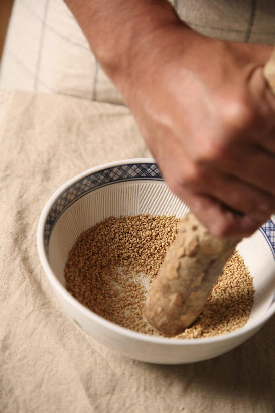 东方人,手,一个人,站,竖图,俯视,室内,特写,白天,厨房,桌面,桌子,亚洲,仅一个男性,仅一个人,握,阴影,服装,朦胧,模糊,反射,影子,芝麻,拿,拿着,休闲装,黄种人,仅一个年轻男性,衣服,白色,站着,休闲,手部,休闲服,器皿,握着,服饰,白芝麻,单手,研磨,臼杵,研杵,研钵,脂麻,胡麻,白麻,巨胜子,油麻,臼,男人,男性,年轻男性,亚洲人,站立,半身,彩图,高角度拍摄,灶间,厨房料理台,料理台