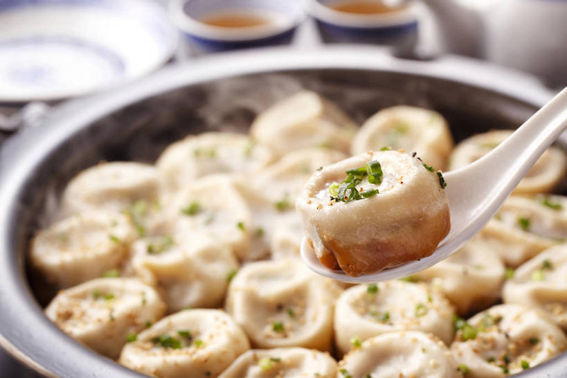 点心,无人,横图,俯视,室内,特写,白天,蔬菜,阴影,新鲜,反射,影子,勺子,陶瓷,油炸,油炸食品,料理,食品,面点,陶瓷制品,美食,食物,容器,调羹,汤匙,碗,中式,有机食品,绿色食品,储藏,储存,生煎,彩图,高角度拍摄,贮存