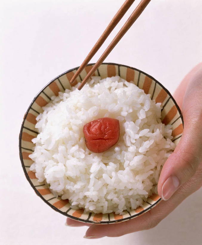 米饭,东方人,手,一个人,捧,竖图,俯视,室内,特写,白天,烹饪,筷子,餐具,亚洲,仅一个男性,仅一个人,灰色背景,陶瓷,日本料理,料理,食品,陶瓷制品,黄种人,文化,传统,菜肴,美食,食物,仅一个年轻男性,容器,碗,日式料理,日式,手部,摄影,佳肴,影棚,储藏,单手,礼节,五谷,储存,礼仪,梅子,梅干,日本梅丼,梅子饭,饭食,男人,男性,年轻男性,亚洲人,进餐用具,端,端着,捧着,手捧,半身,彩图,高角度拍摄,影棚拍摄,拍摄,贮存