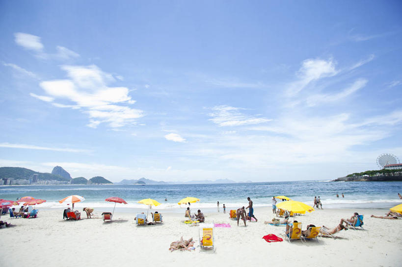 西方人,坐,走,横图,室外,白天,正面,泳装,比基尼,旅游,度假,海浪,海洋,美景,沙滩,山,山脉,巴西,欧洲,欧洲人,行人,游客,游人,阴影,服装,光线,纺织物,伞,沙子,影子,雨伞,遮阳伞,海岸,景观,浪花,山峰,云,云朵,沙地,山峦,许多人,云彩,注视,休闲装,娱乐,阳伞,路人,旅客,衣服,蓝色,白云,蓝天,天空,阳光,自然,海水,毛巾,群山,天,观察,看,清洁,一群人,享受,休闲,休闲服,景色,南美,放松,服饰,晴朗,观看,保暖,察看,南美洲,太阳伞,拉丁美洲,关注,自然风光,美洲,里约热内卢,海景,透气,防水,里约热内卢州,巴西联邦共和国,首府,亚美利加洲,南亚美利加洲,里约热内卢市,储水,耐磨,吸水,过客,科巴卡巴纳海滩,科帕卡巴纳海滩,男人,男性,年轻男性,年轻女性,女人,女性,白种人,大海,风浪,海,海水的波动,海滩,近岸浪,涌浪,晴空,步行,散步,走路,坐着,半身,彩图,三点式,泳衣,海滩巾