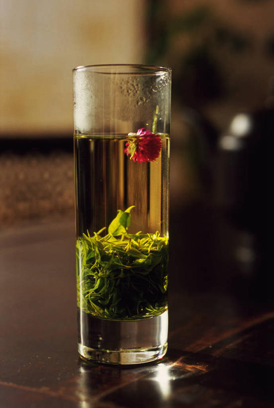 无人,竖图,室内,特写,白天,正面,幸福,餐桌,茶,桌子,杯子,阴影,朦胧,模糊,反射,影子,茶叶,饮品,一杯,娱乐,玻璃制品,水杯,花茶,享受,休闲,温馨,放松,乐趣,保健,养生,餐台,花草茶,舒适,香花茶,香片,熏花茶,玻璃杯,彩图