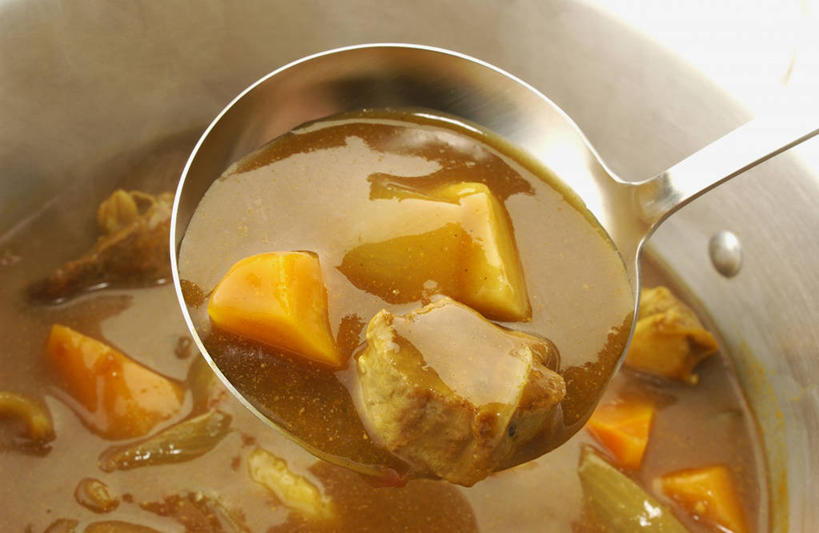 咖哩,无人,横图,俯视,室内,特写,白天,烹饪,中餐,萝卜,胡萝卜,蔬菜,土豆,厨具,金属制品,阴影,新鲜,反射,金属,锅子,影子,调料,肉,牛肉,料理,食品,调味品,调味料,锅铲,锅,咖喱,菜肴,美食,肉类,食物,中式,佳肴,有机食品,绿色食品,锅具,黄萝卜,番萝卜,肉食,烹饪用具,馍馍蛋,广东菜,粤菜,烹调用具,洋芋,山药蛋,马铃薯,红萝卜,甘荀,烹调,彩图,高角度拍摄,咖喱牛肉,丁香萝卜,胡芦菔金,金笋