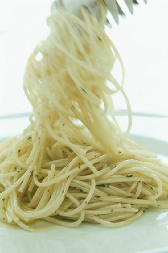 面食,面条,意大利面,无人,竖图,室内,特写,白天,白色背景,正面,西餐,餐具,阴影,反射,碟子,盘,影子,面,料理,食品,食物,盘子,碟,西式,摄影,影棚,意粉,意面,螺旋状,彩图,影棚拍摄,螺旋形,螺旋形状,螺旋型,拍摄