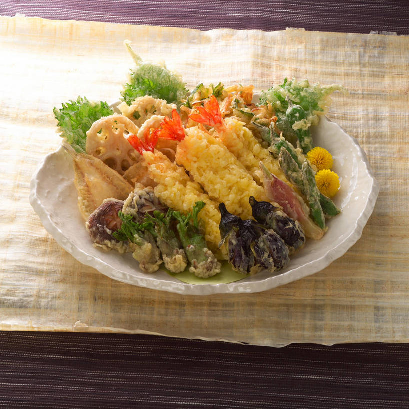 无人,横图,俯视,室内,特写,白天,烹饪,餐桌,桌子,蔬菜,西红柿,小番茄,餐具,阴影,新鲜,反射,碟子,盘,影子,肉,天妇罗,日本料理,料理,食品,菜肴,美食,肉类,食物,盘子,餐巾,碟,日式料理,日式,佳肴,有机食品,绿色食品,餐台,虾肉,肉食,天麸罗,海鲜天妇罗,小西红柿,樱桃小番茄,珍珠小番茄,保洁方巾,口布,樱桃番茄,圣女果,番茄,彩图,高角度拍摄,黄色小番茄