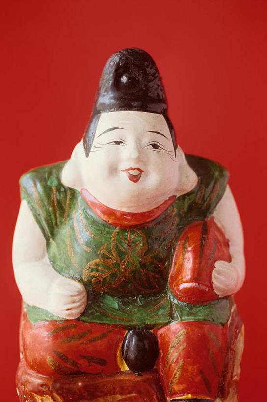 无人,竖图,室内,特写,白天,正面,静物,雕塑,阴影,红色背景,日本文化,艺术,装饰,反射,雕刻,雕像,影子,文化,财神爷,工艺品,祈祷,祈福,健康,许愿,财富,摄影,影棚,纪念,祈求,美术,主题,陈列,财神,功能,美学,保佑,庇佑,神灵,惠比寿,惠比须,土地神,平安,半身,彩图,影棚拍摄,拍摄,传统文化
