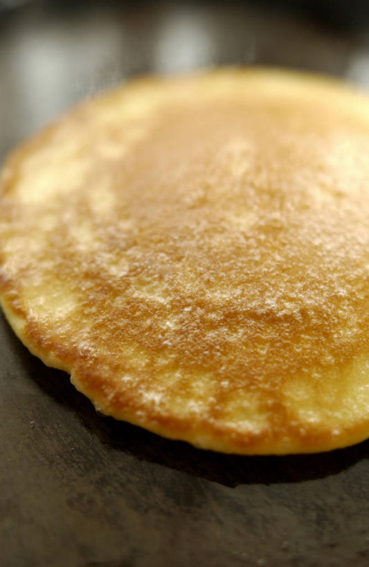 点心,煎饼,无人,竖图,俯视,室内,特写,白天,餐桌,桌子,阴影,朦胧,模糊,反射,影子,食品,文化,小吃,食物,糕点,一个,甜食,单个,餐台,薄煎饼,彩图,高角度拍摄,班戟,薄烤饼